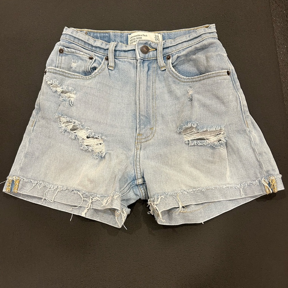 Abercrombie & Fitch The High Rise Distressed Curve Love Short